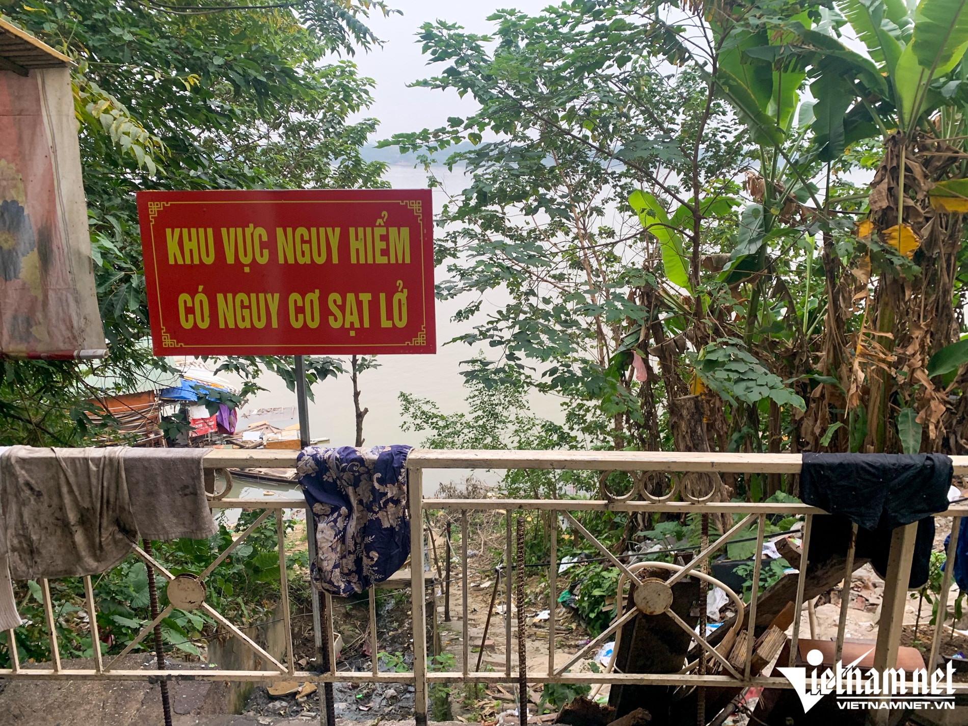 Bờ sông Hồng tiếp tục sạt lở, Hà Nội ban hành lệnh khẩn