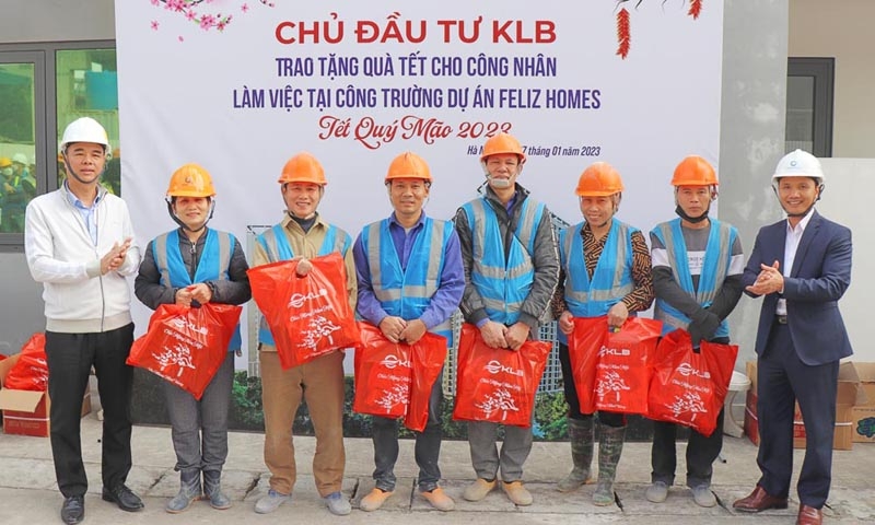 Chủ đầu tư KLB tặng quà tết cho gần 600 công nhân công trường Feliz Homes