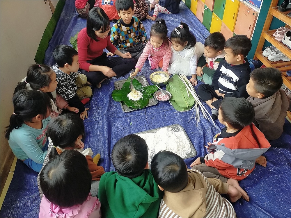 Thanh Oai (Hà Nội): Trường mầm non Kim Thư tổ chức cho trẻ hoạt động trải nghiệm Gói bánh chưng chào xuân Quý Mão năm 2023