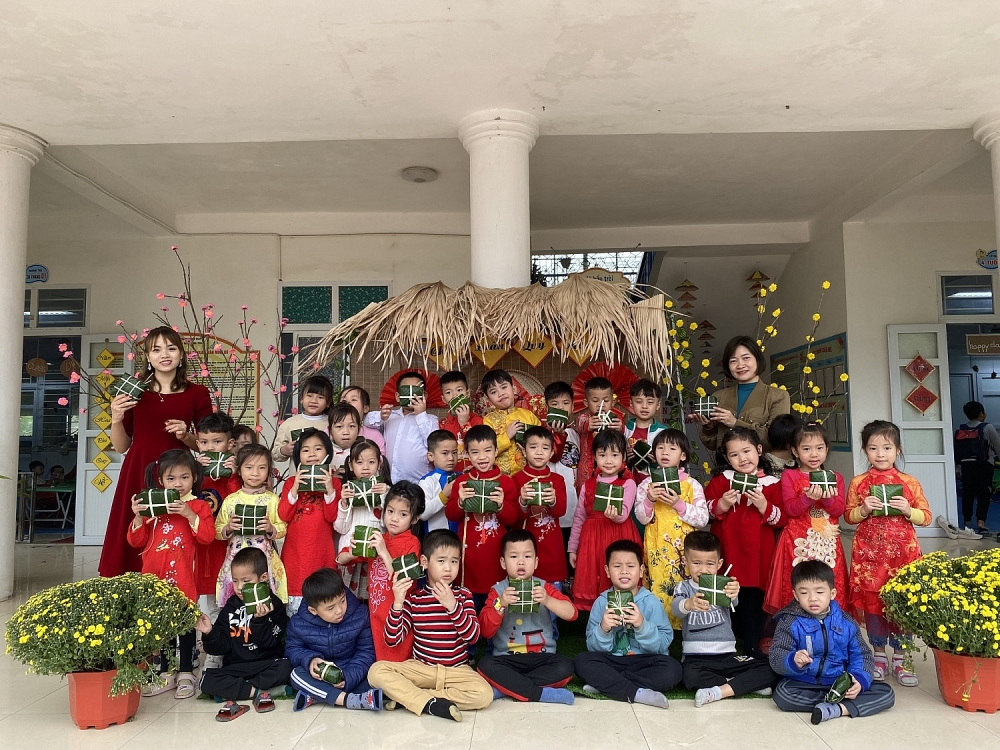 Thanh Oai (Hà Nội): Trường mầm non Kim Thư tổ chức cho trẻ hoạt động trải nghiệm Gói bánh chưng chào xuân Quý Mão năm 2023