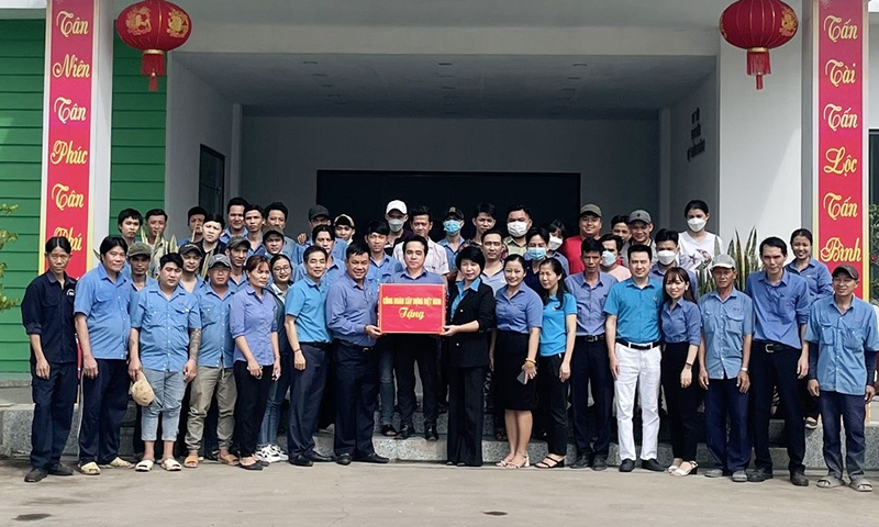 Công đoàn Xây dựng Việt Nam tặng quà Tết công nhân lao động