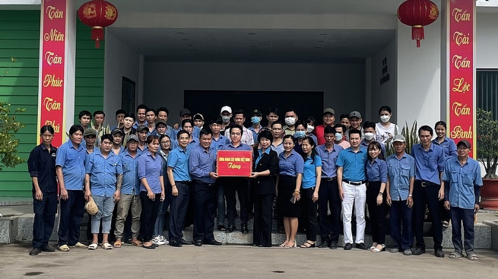 Công đoàn Xây dựng Việt Nam tặng quà Tết công nhân lao động