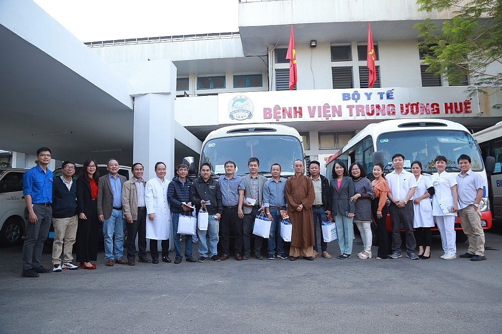 Bệnh viện Trung ương Huế tổ chức “Chuyến xe yêu thương” hỗ trợ bệnh nhân quê đón Tết