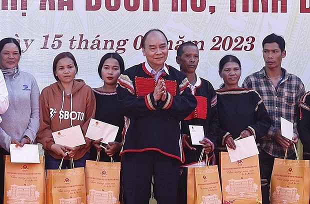 Chủ tịch nước thăm, tặng quà người có hoàn cảnh khó khăn ở Đắk Lắk