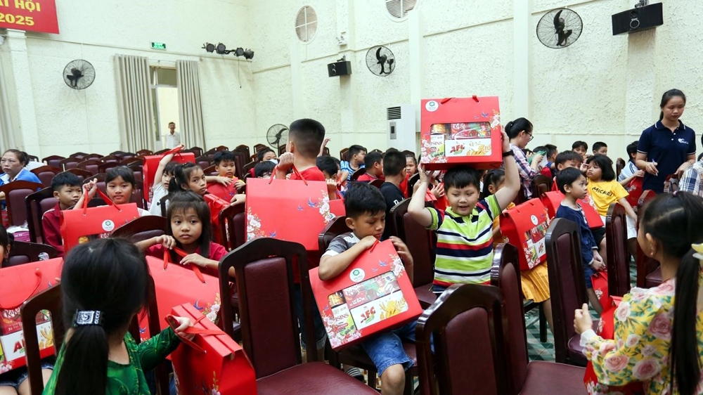 Van Phuc Group tặng quà Tết cho 300 trẻ em có hoàn cảnh khó khăn, mồ côi tại thành phố Thủ Đức