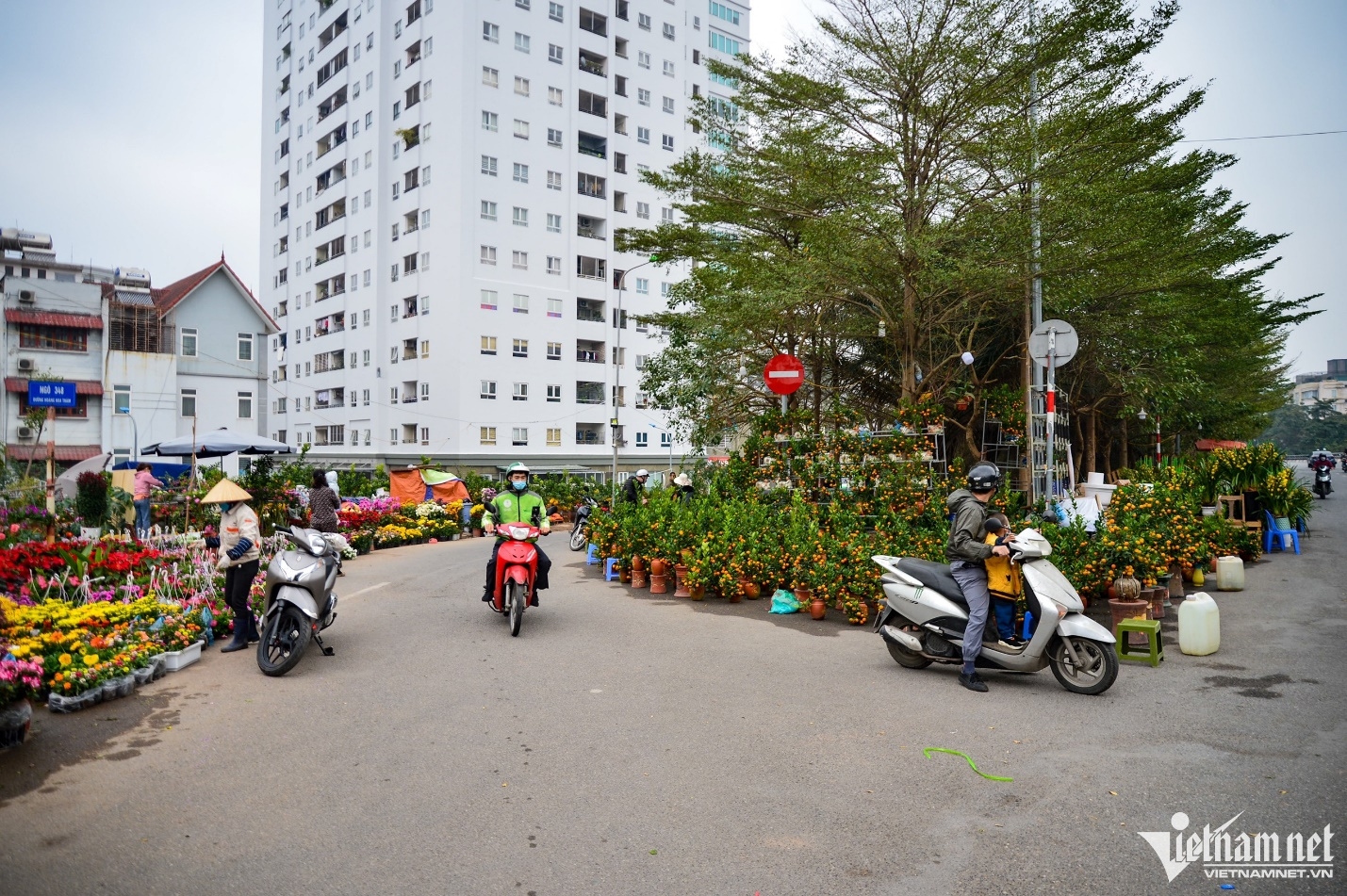 Lấn chiếm vỉa hè, lề đường tràn lan buôn bán ngày cận Tết