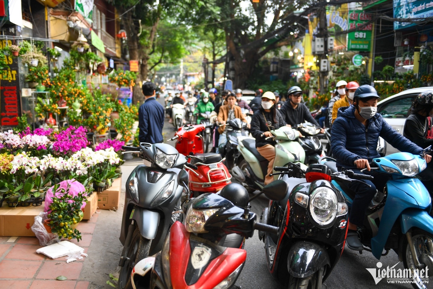 Lấn chiếm vỉa hè, lề đường tràn lan buôn bán ngày cận Tết