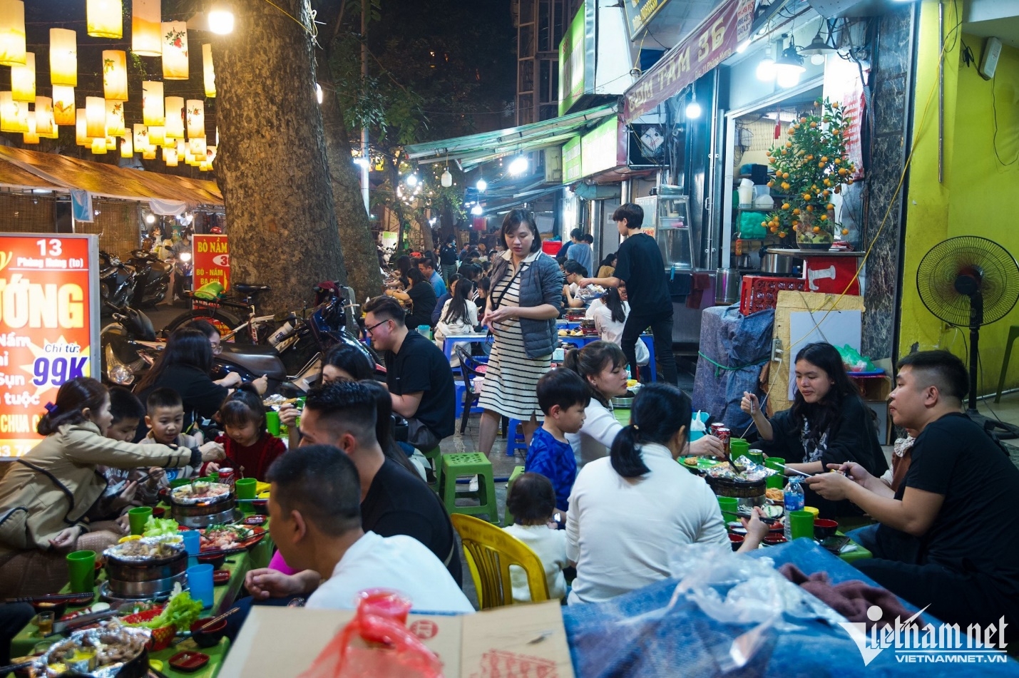 Lấn chiếm vỉa hè, lề đường tràn lan buôn bán ngày cận Tết