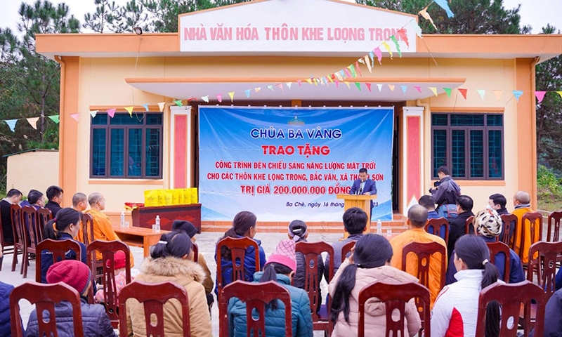 Quảng Ninh: Chùa Ba Vàng tặng hệ thống đèn điện mặt trời cho khe bản Ba Chẽ