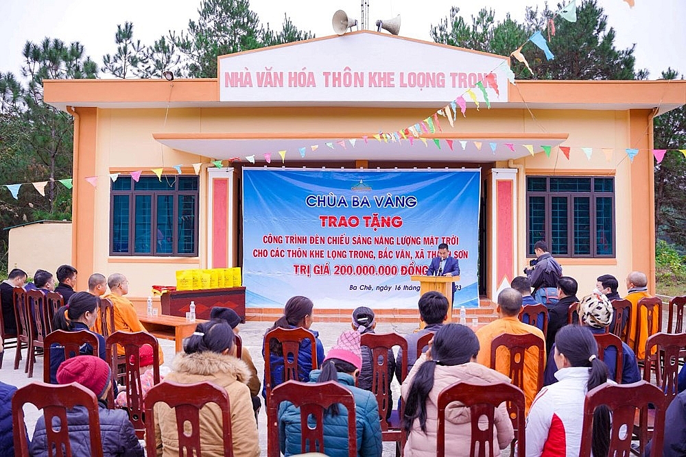 Quảng Ninh: Chùa Ba Vàng tặng hệ thống đèn điện mặt trời cho khe bản Ba Chẽ