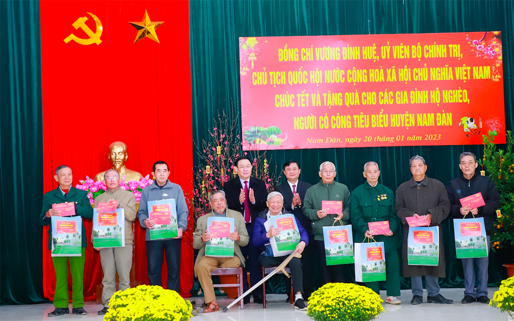 Chủ tịch Quốc hội Vương Đình Huệ thăm, tặng quà, chúc Tết hộ nghèo, gia đình chính sách tại Nghệ An
