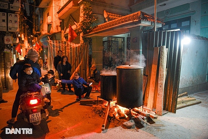 Người Hà Nội bắc bếp củi, quây quần luộc bánh chưng xuyên đêm trên vỉa hè