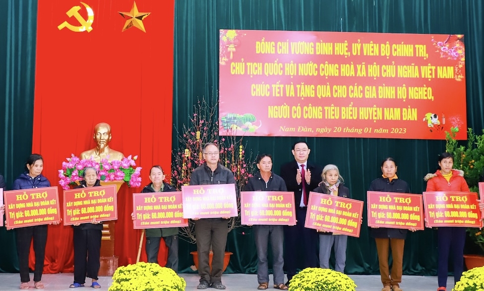 Chủ tịch Quốc hội Vương Đình Huệ thăm, tặng quà, chúc Tết hộ nghèo, gia đình chính sách tại Nghệ An