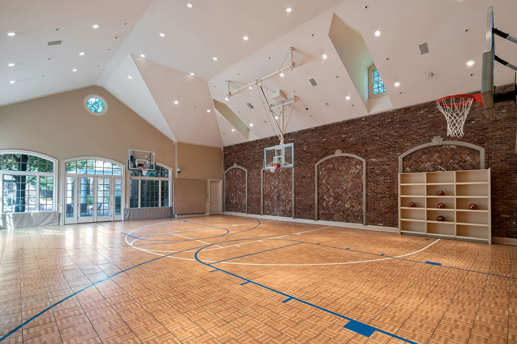 Bên trong siêu biệt thự gồm 48 căn phòng dành cho người mê bóng rổ