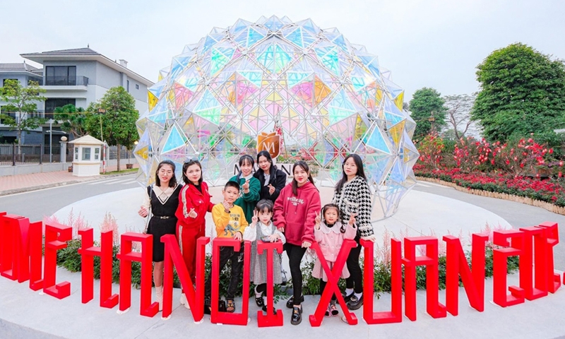 Trải nghiệm “Vũ trụ Tết diệu kỳ” tại đường hoa Home Hanoi Xuan 2023