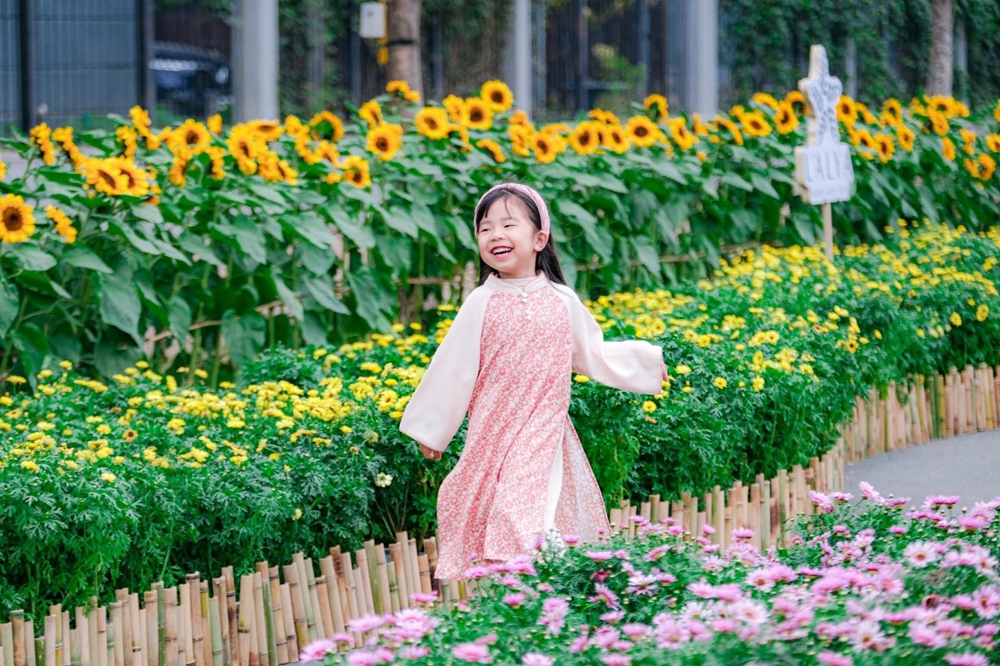 Trải nghiệm “Vũ trụ Tết diệu kỳ” tại đường hoa Home Hanoi Xuan 2023