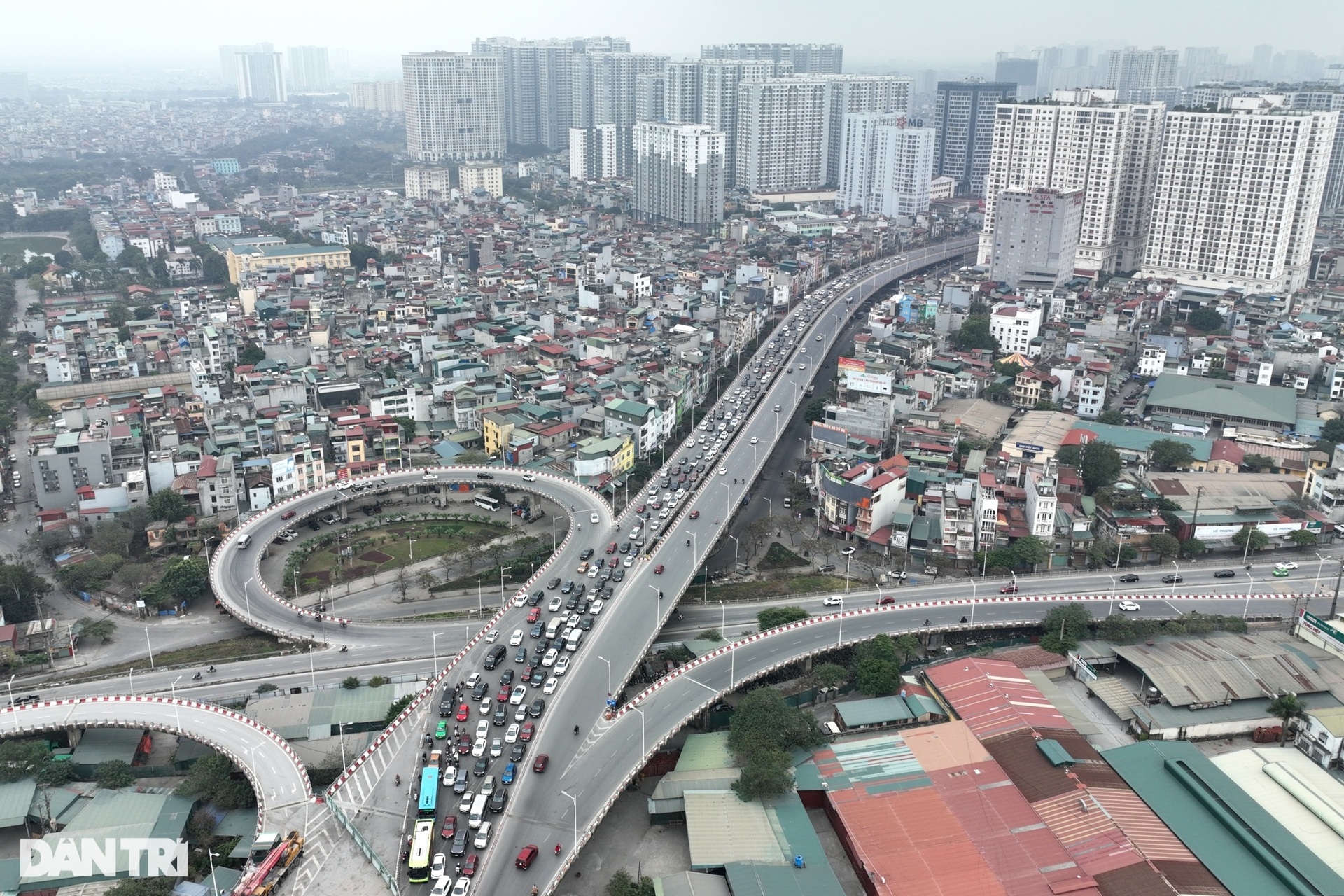 Mùng 2 Tết: Hà Nội ùn tắc nhiều kilomet đường vanh đai 3 trên cao