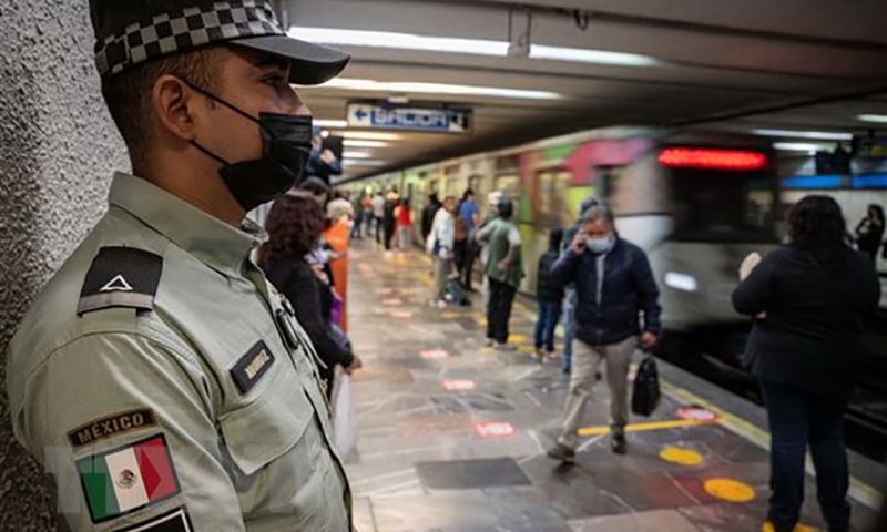 Tàu điện ngầm tại thủ đô Mexico City bị chập điện, 20 người ngạt khói