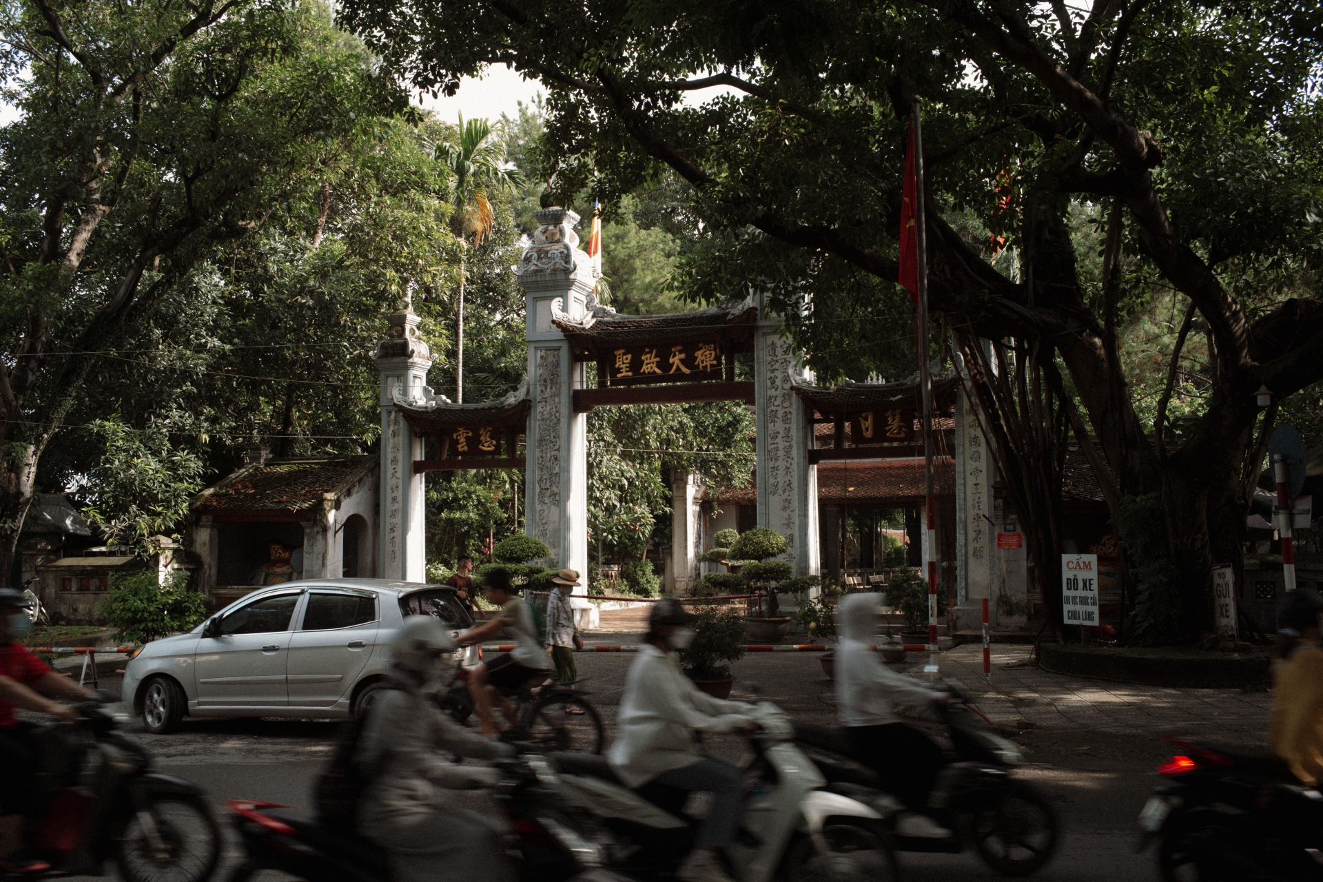 Đầu năm du xuân 'đệ nhất tùng lâm', ngôi chùa 900 tuổi đẹp nhất của Hà Nội xưa
