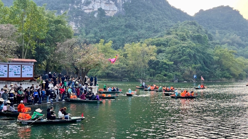 Ninh Bình: Du khách đổ xô về các điểm du lịch đầu năm