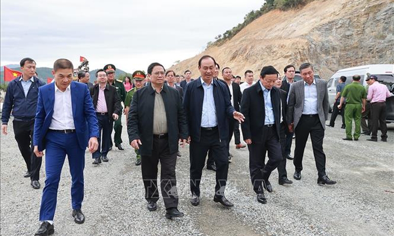 Thủ tướng kiểm tra dự án xây dựng đường bộ cao tốc Nha Trang - Cam Lâm