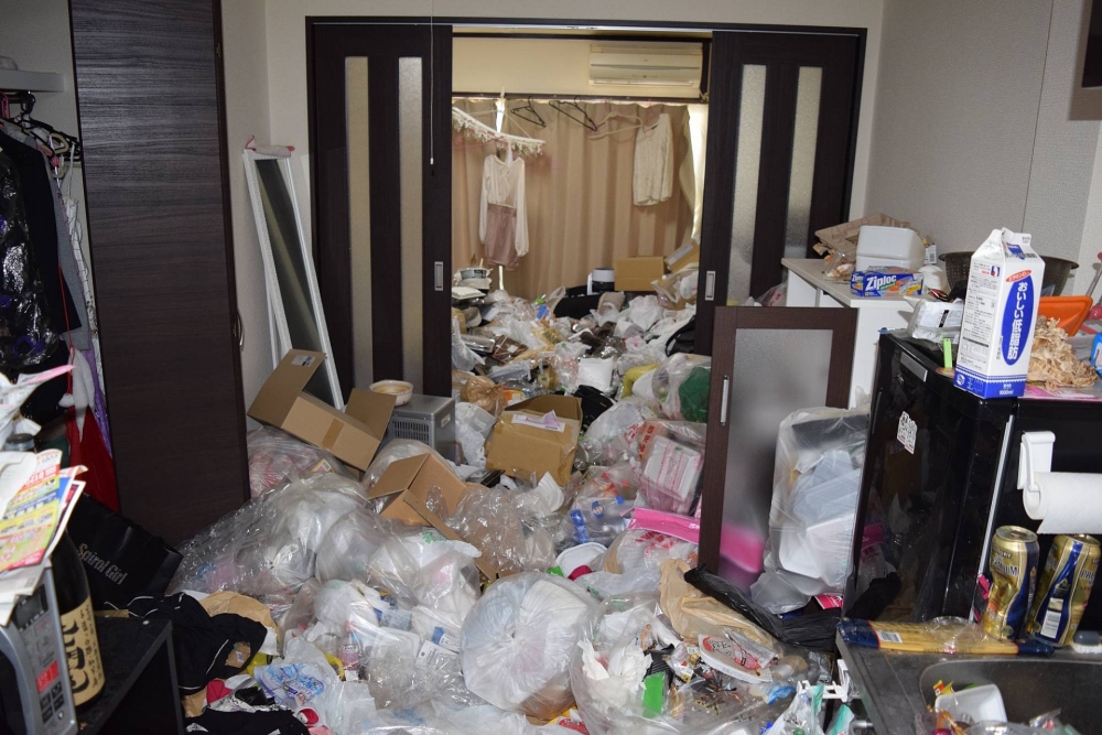 Cuộc sống trong những căn nhà đầy rác ở Nhật Bản