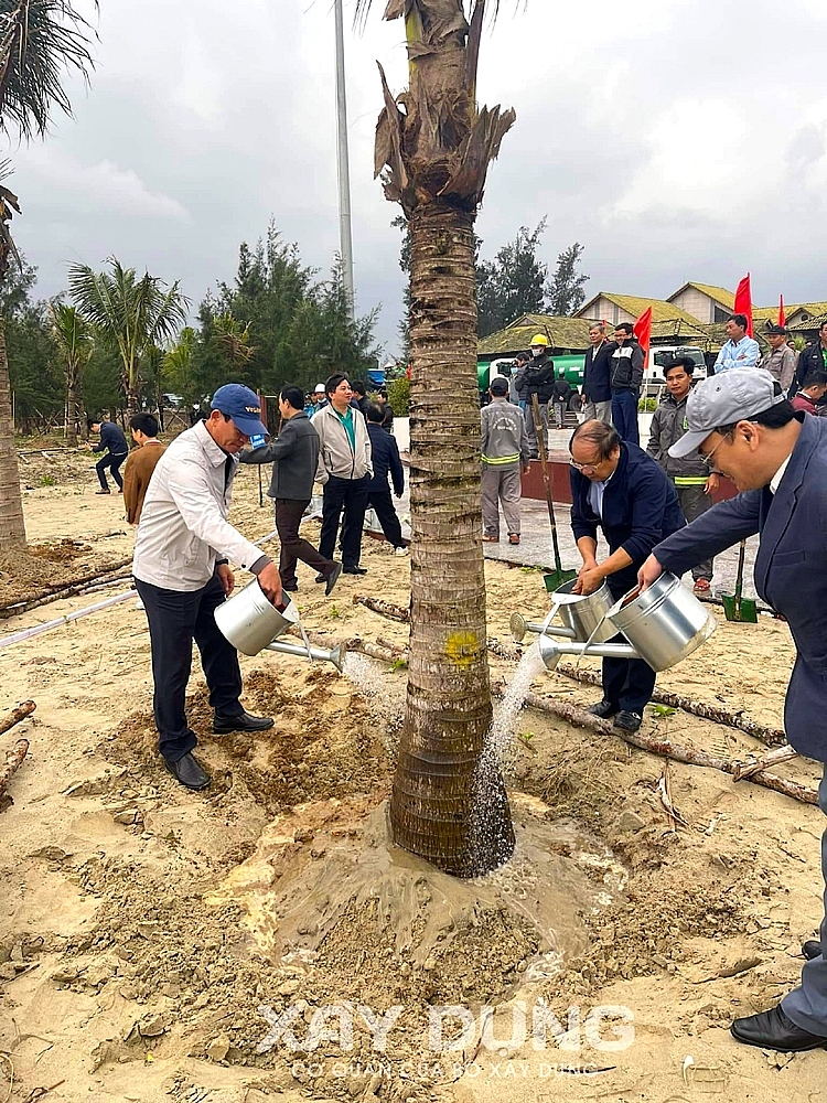 Thành phố Quảng Ngãi ra quân trồng cây đầu năm tại bãi biển Mỹ Khê