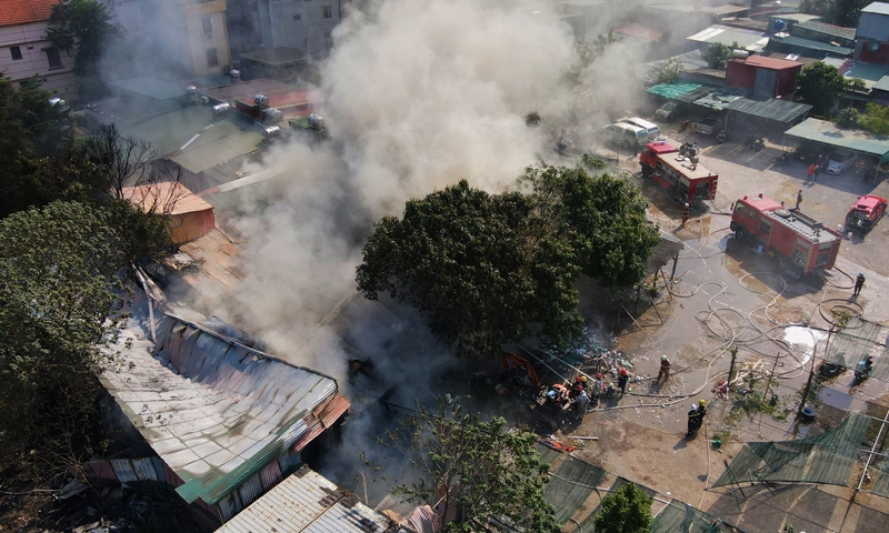 Cháy 4 kho xưởng tại Hà Nội, khói đen bao trùm khu dân cư