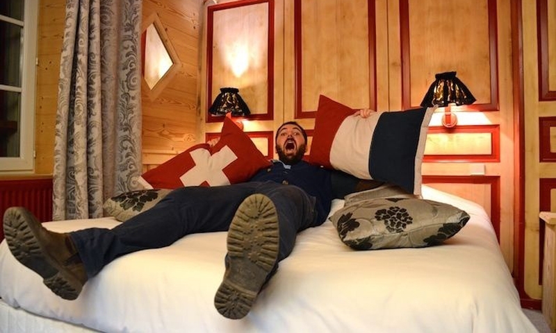 Khách sạn cho du khách ngủ ở hai quốc gia cùng lúc