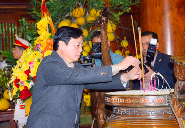 Thủ tướng Chính phủ Phạm Minh Chính dâng hoa, dâng hương tưởng niệm Chủ tịch Hồ Chí Minh