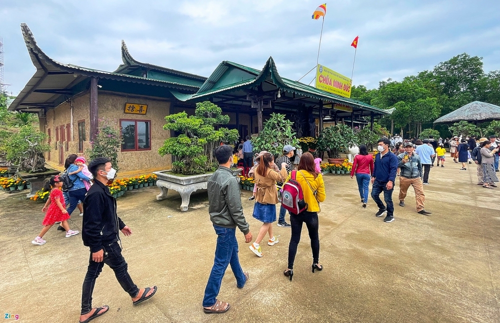 Ngôi chùa xây chưa xong vẫn đón hàng nghìn du khách dịp Tết