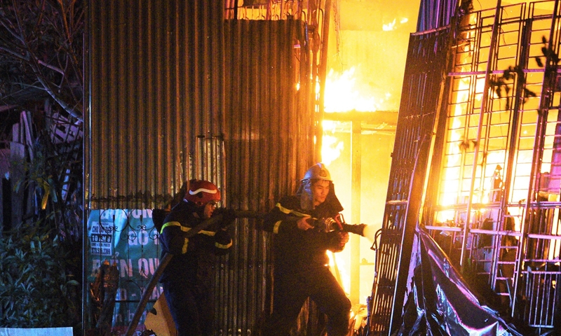 Cháy dãy xưởng tạm tại Hà Nội, lửa đỏ rực suốt nhiều giờ