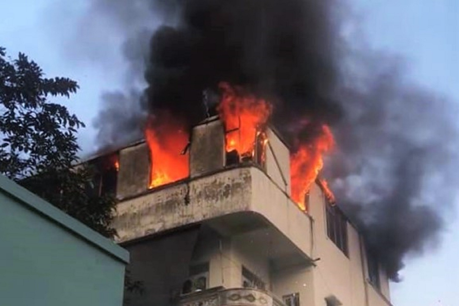 Lửa cháy ngùn ngụt trên ngôi nhà 5 tầng ở Hà Nội