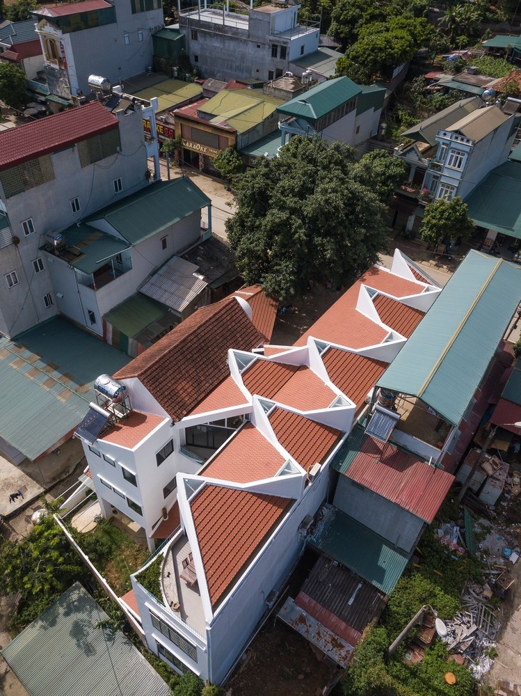 Mê mẩn với ngôi nhà mái ngói đỏ ở Sơn La