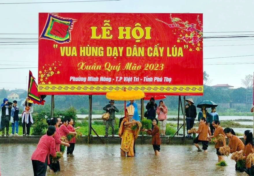Phú Thọ: Sống động lễ hội Vua Hùng dạy dân cấy lúa