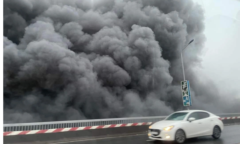 Hà Nội: Cháy bãi phế liệu gầm cầu Thăng Long, khói đen bao trùm cây cầu