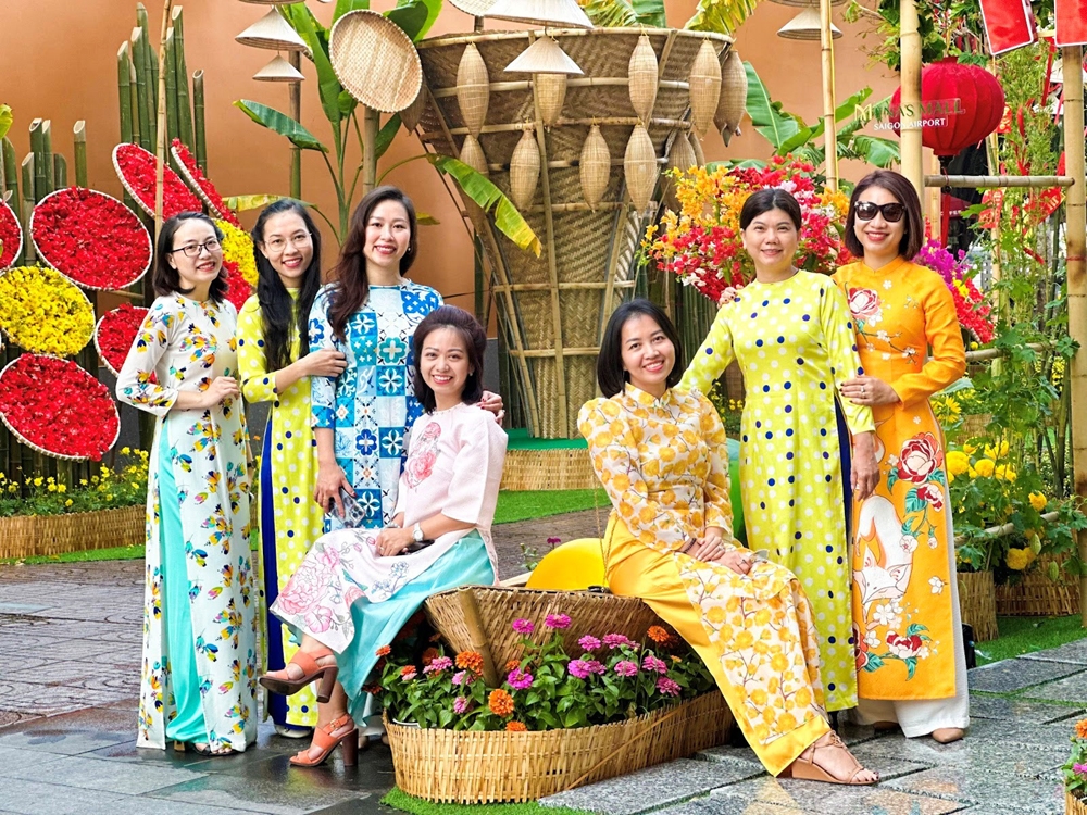 Đông đảo giới trẻ Sài Gòn check-in đường hoa Amazing Tết 2023
