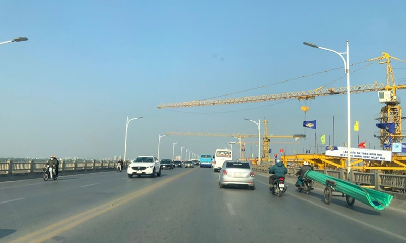 Cầu Vĩnh Tuy (Hà Nội): Nguy hiểm rình rập từ những cẩu tháp tại dự án