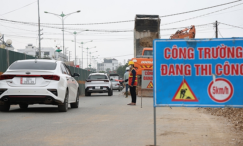 Vĩnh Phúc tổ chức phân luồng giao thông để thi cầu vượt trên đường Nguyễn Tất Thành