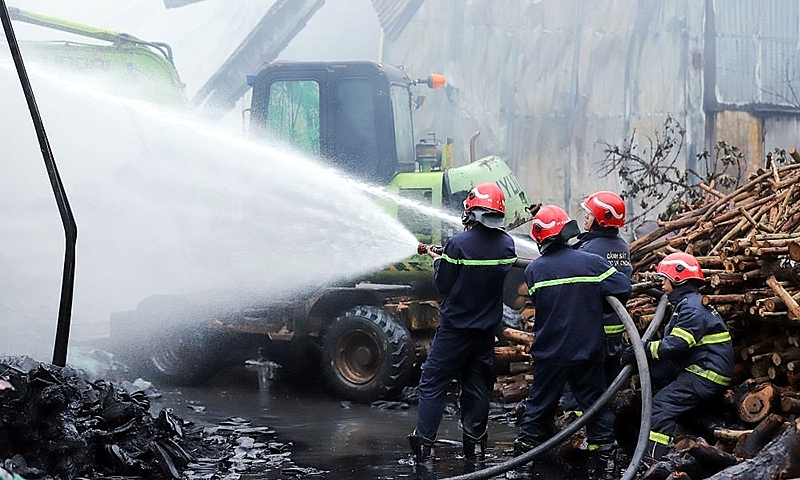 Cận cảnh vụ cháy hàng nghìn mét vuông nhà xưởng tại Hải Phòng