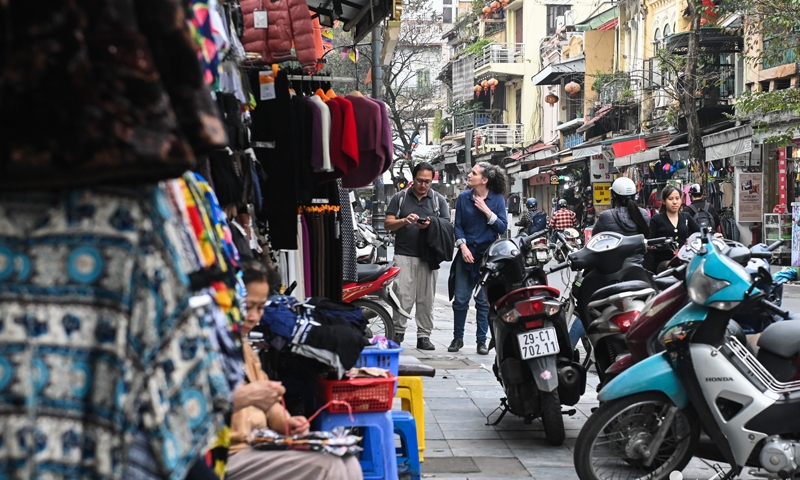 Hà Nội phát động ‘tổng chiến dịch” giành lại vỉa hè cho người đi bộ