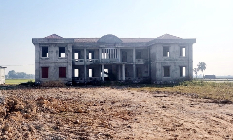 Công sở xã Quảng Phúc (huyện Quảng Xương, Thanh Hóa) được đầu tư tiền tỷ nhưng xây dựng dang dở, để hoang phí sau sáp nhập nhiều năm.