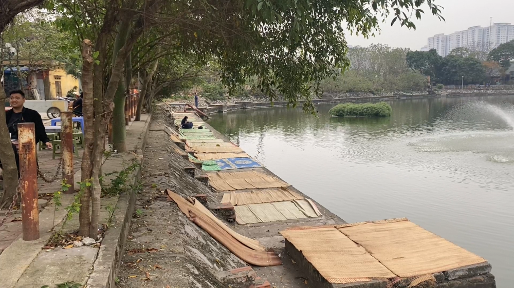 Hà Nội: Muôn kiểu chiếm dụng vỉa hè tại các hồ nước để kinh doanh, dừng đỗ phương tiện