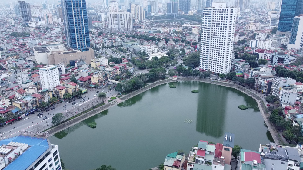 Hà Nội: Muôn kiểu chiếm dụng vỉa hè tại các hồ nước để kinh doanh, dừng đỗ phương tiện