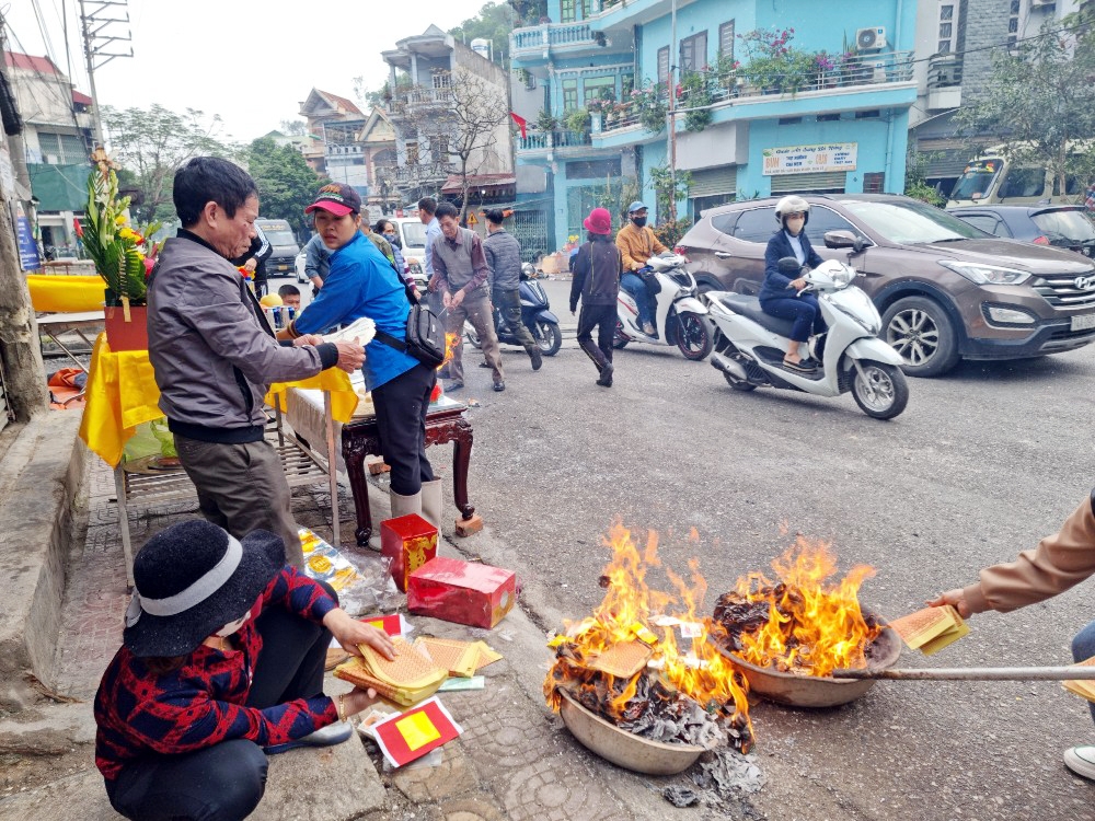 Quảng Ninh: Hiểm họa từ việc đốt vàng mã trên đường phố