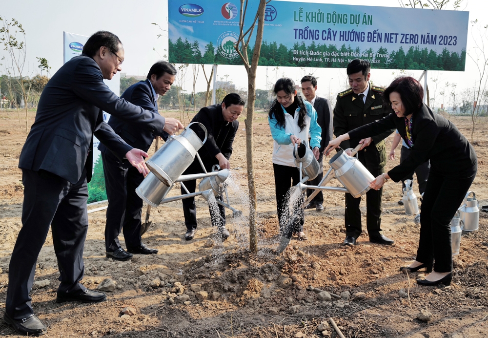 Thúc đẩy mục tiêu Net Zero Carbon năm 2050, Bộ Tài nguyên và Môi trường và Vinamilk khởi động dự án trồng cây tại Mê Linh