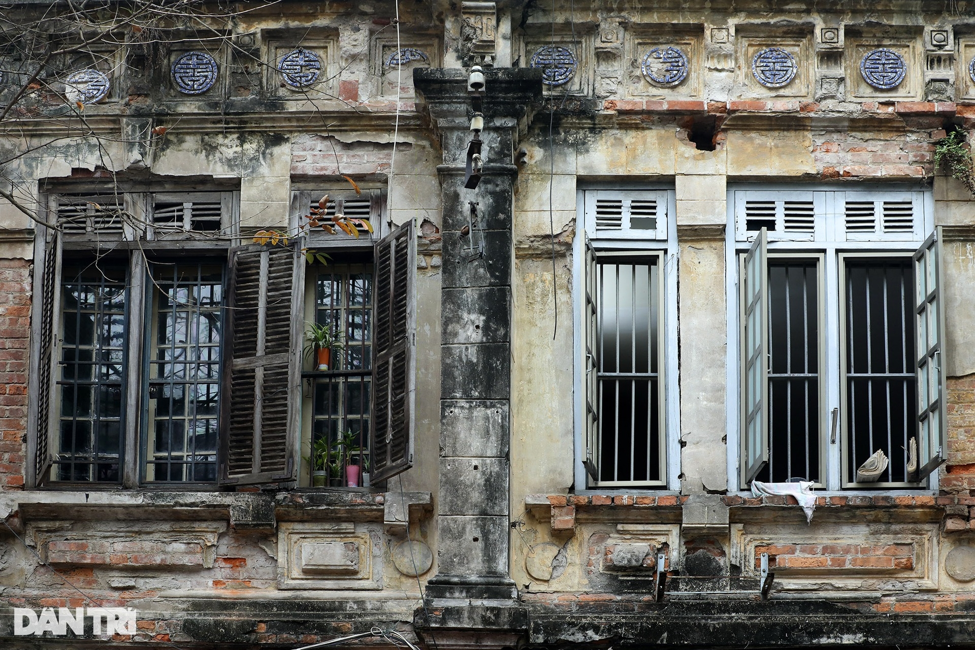 Hoa văn kiến trúc trên những ngôi nhà cổ trăm năm tuổi còn lại ở Hà Nội