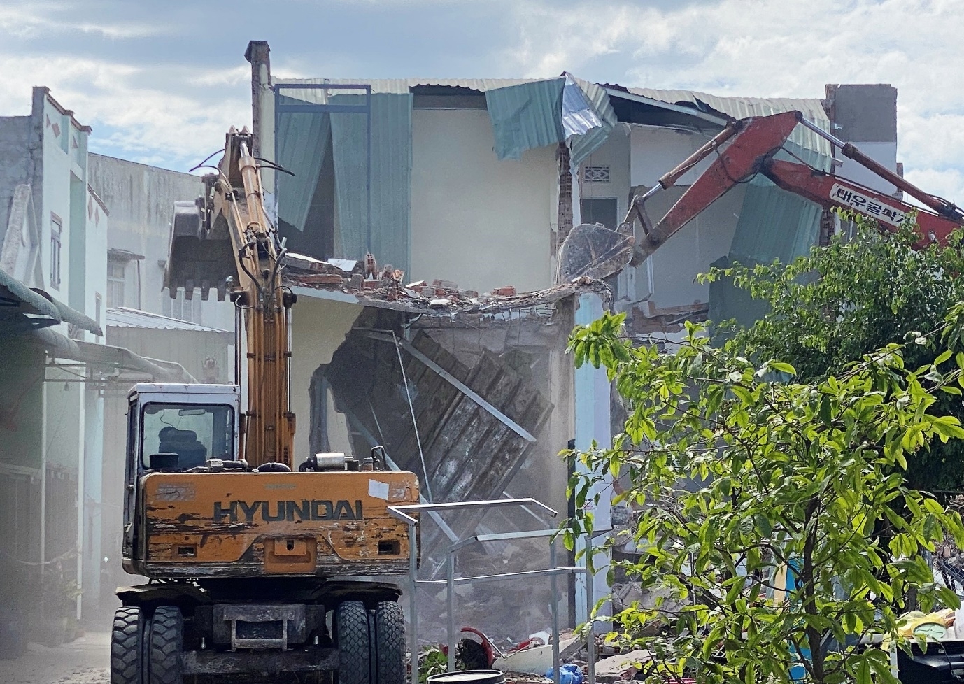 Tân Uyên (Bình Dương): Cưỡng chế tháo dỡ 12 căn nhà xây dựng không phép
