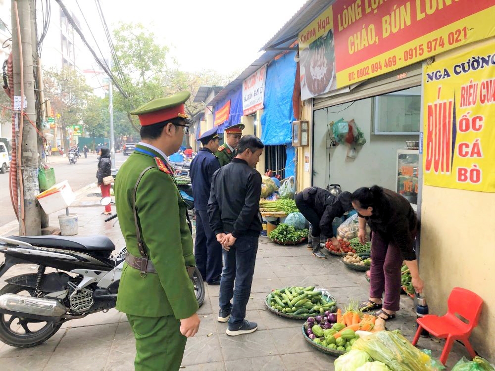 Tây Hồ (Hà Nội): Phường Xuân La ra quân xử lý tình trạng lấn chiếm vỉa hè