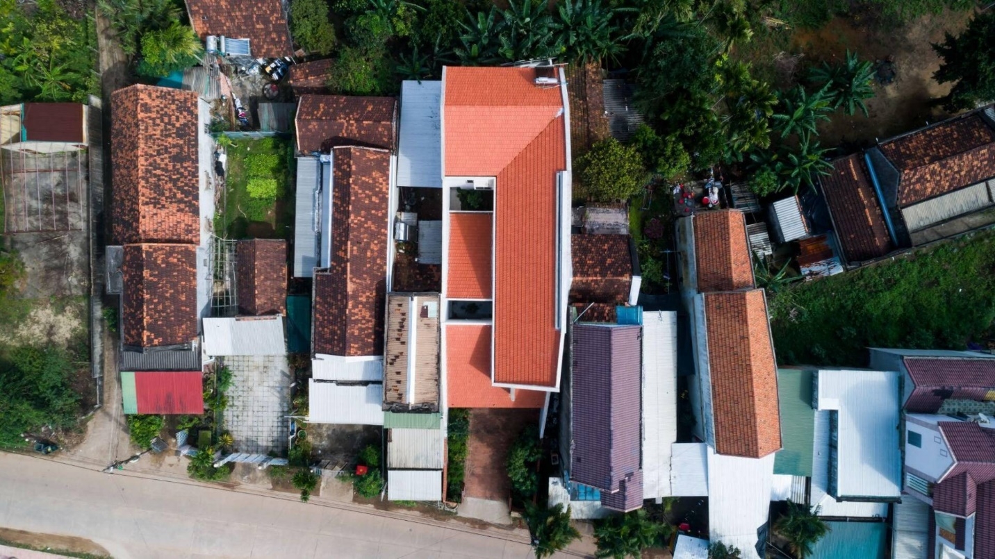 Ngôi nhà mái ngói đỏ mang nét xưa ở Quảng Ngãi, tái sử dụng nội thất cũ